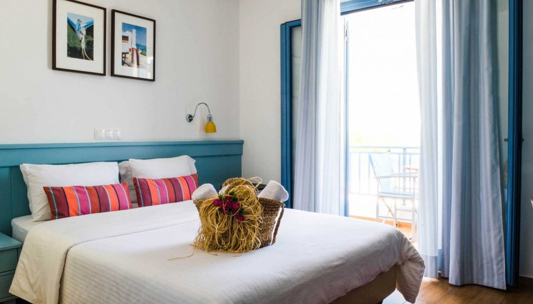 Saronis Hotel