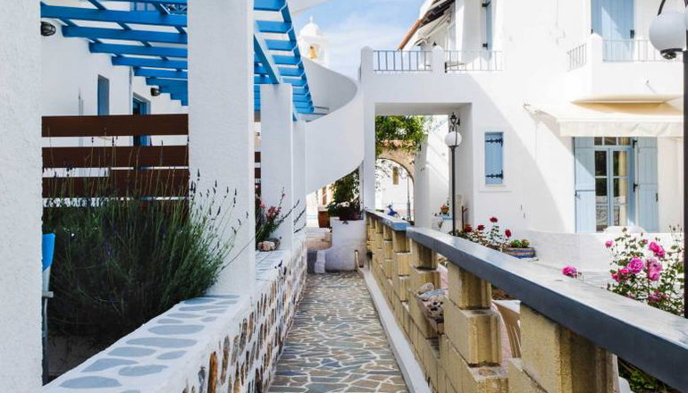 Saronis Hotel