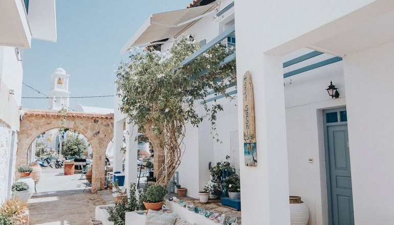 Saronis Hotel