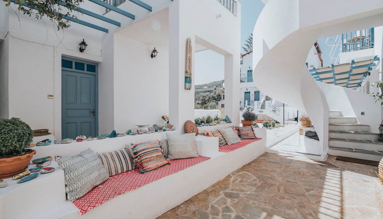 Saronis Hotel