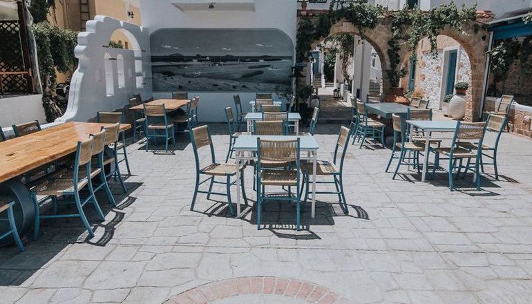 Saronis Hotel