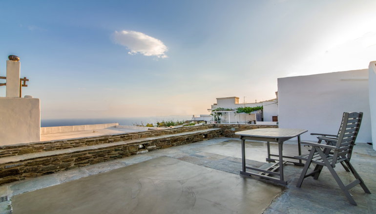 Triantaros Family House by Tinos Residencies