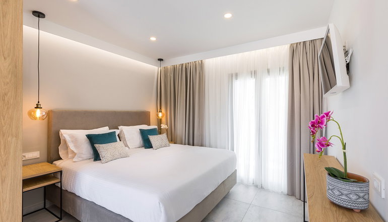 V Luxury Suites