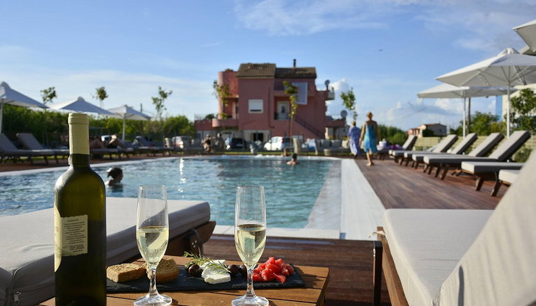 V Luxury Suites