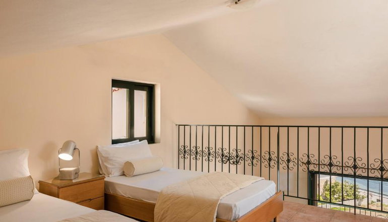 Griffon Kymi Hotel